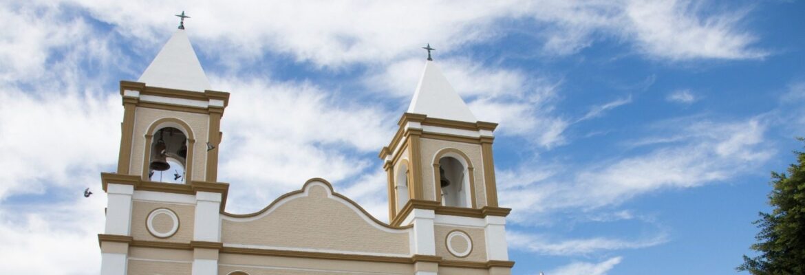 Fachada de la iglesia de San José del Cabo, en el sitio de la antigua Misión de San José del Cabo Añuití, bajo un cielo azul