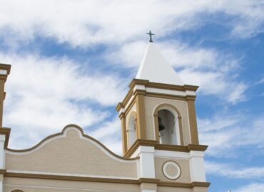 Fachada de la iglesia de San José del Cabo, en el sitio de la antigua Misión de San José del Cabo Añuití, bajo un cielo azul